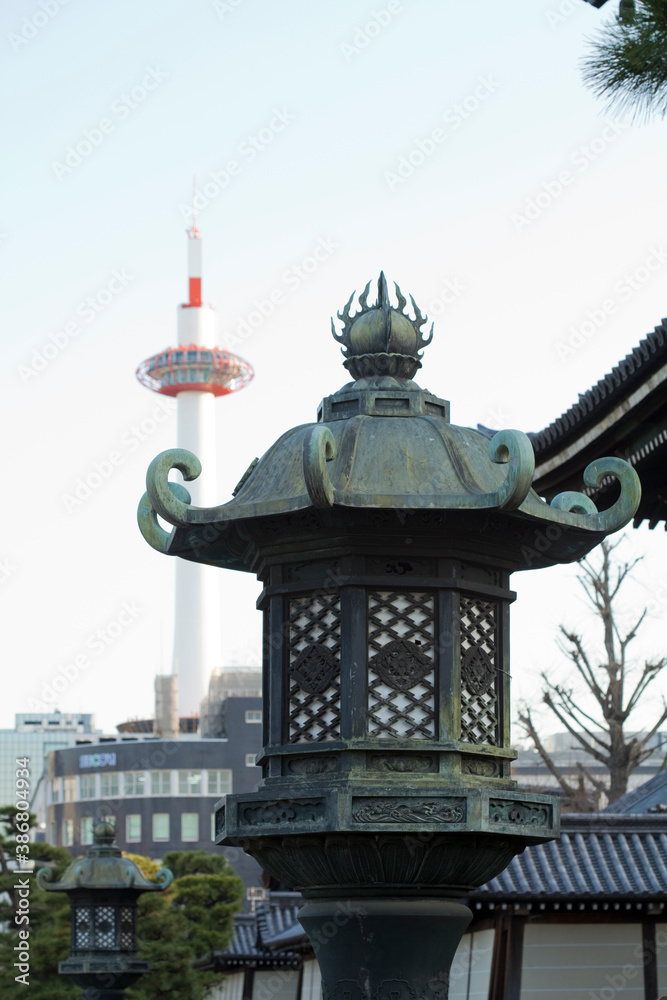 灯籠と京都タワー