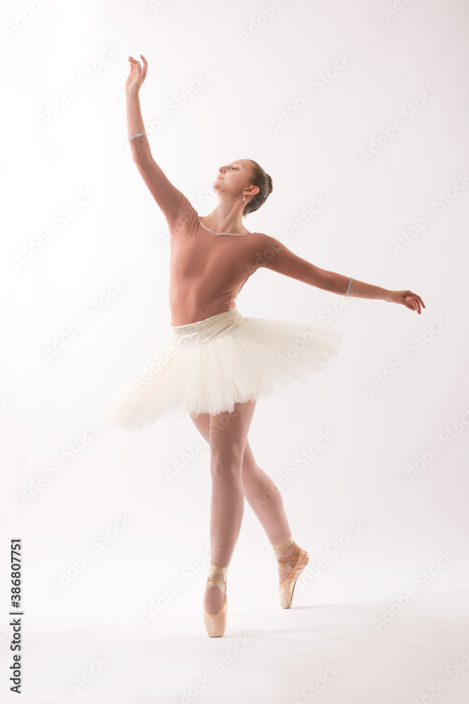 Young woman ballet dancer on pointe in the studio.