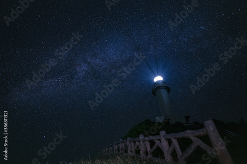  御神崎灯台と星空