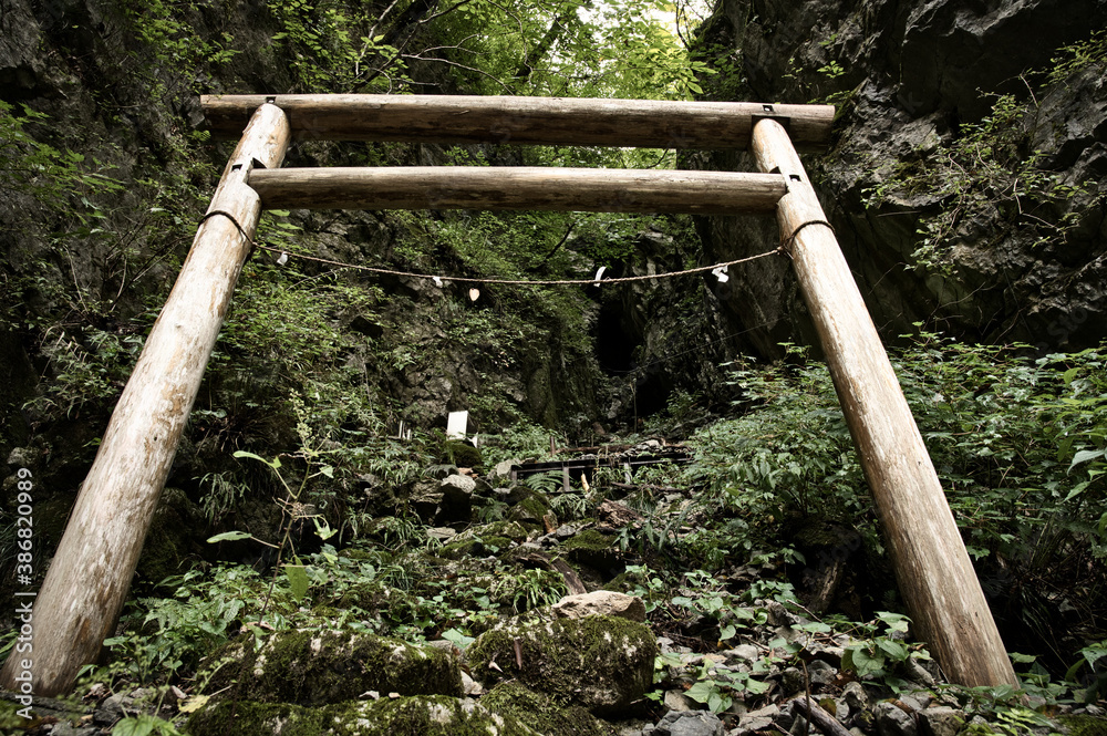 Fototapeta premium 権現谷の河内元行者窟