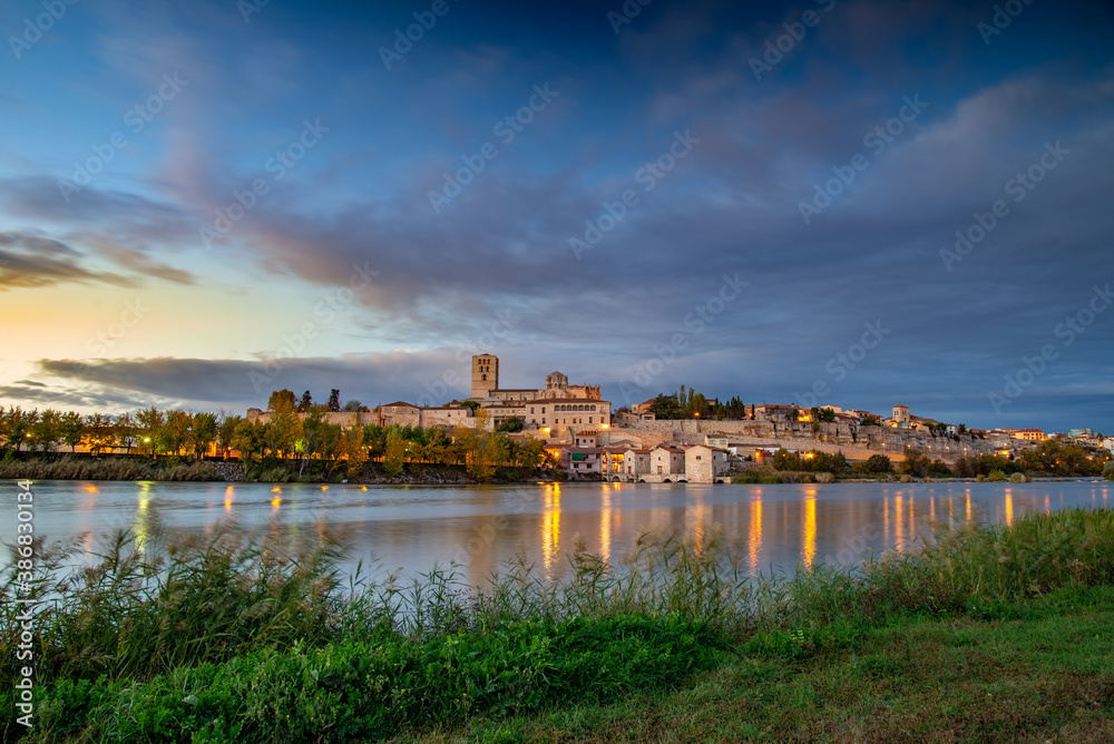 Panorama de la vieja y monumental ciudad de Zamora con el rio Duero, España