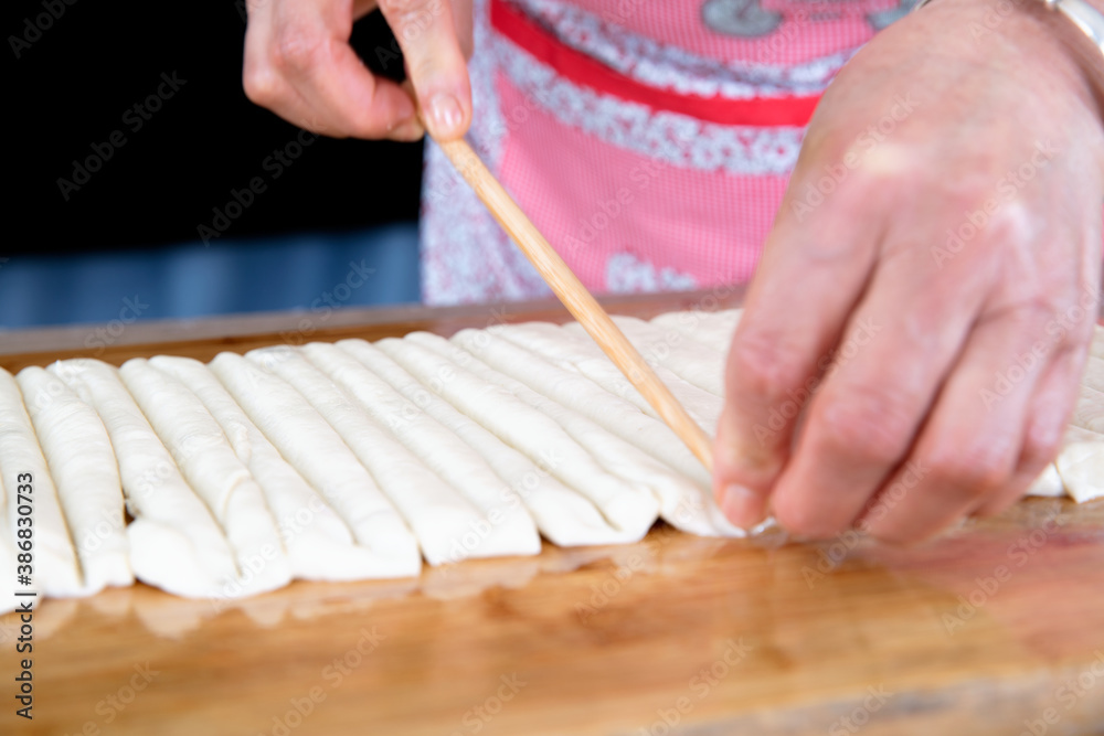 Use chopsticks to add grooves to the cut noodles