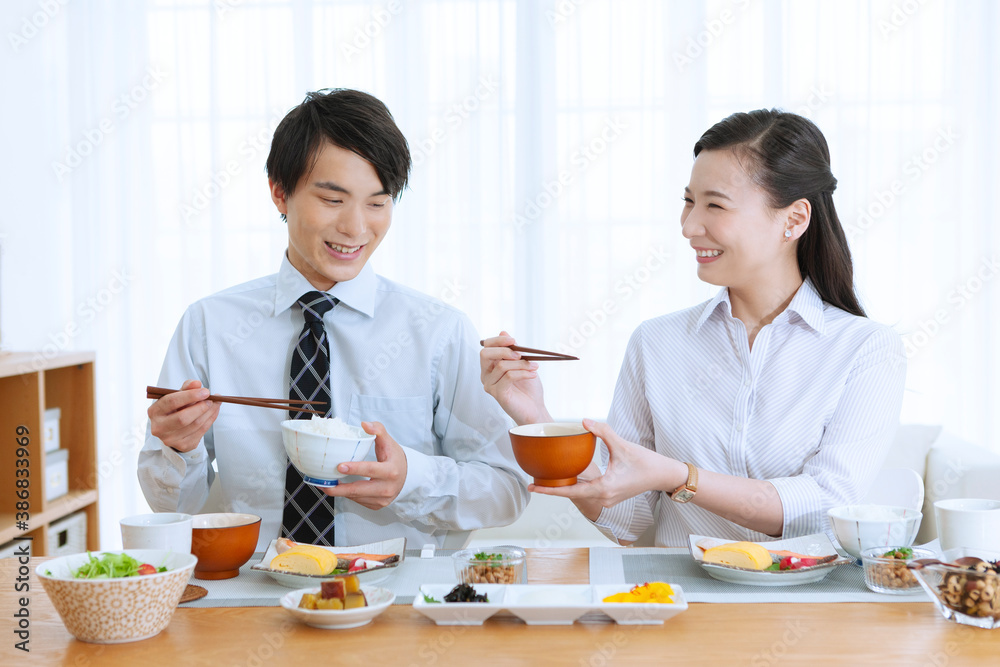 朝食を食べる夫婦 朝食を食べる夫婦