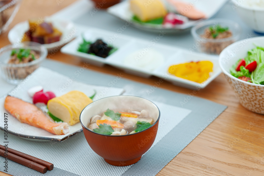 食卓の上の朝食 食卓の上の朝食