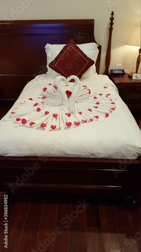 결혼기념여행 호텔 침대 장식