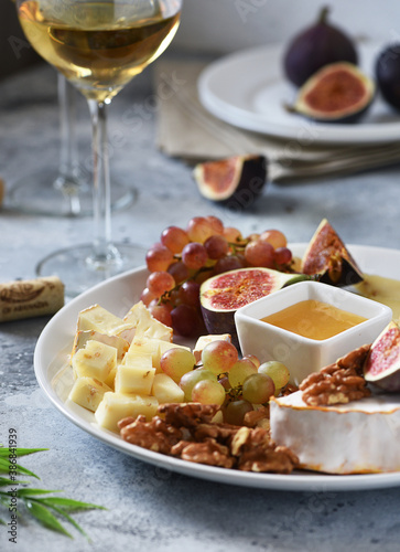 cheese plate with grapes,figs and nuts