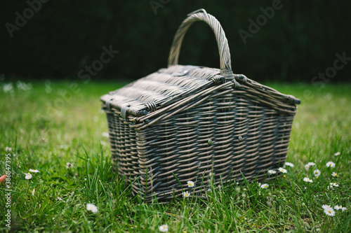 Picknickkorb auf Wiese © Glaserfotografie.de