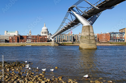 Foto The Millennium Bridge with Pedestrians leading to St Paul's Cathedral