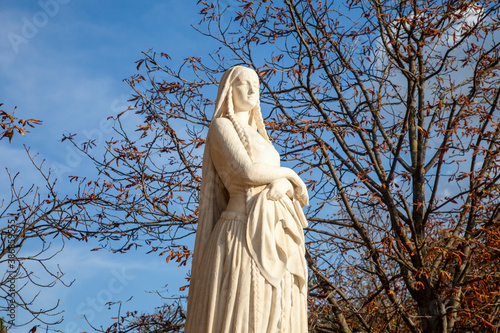 sainte Geneviève, patronne de paris, statue dans le jardin du luxembourg  photo