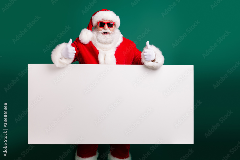 Φωτογραφία Photo of retired stylish grandfather grey hair beard hold white board thumb-up a