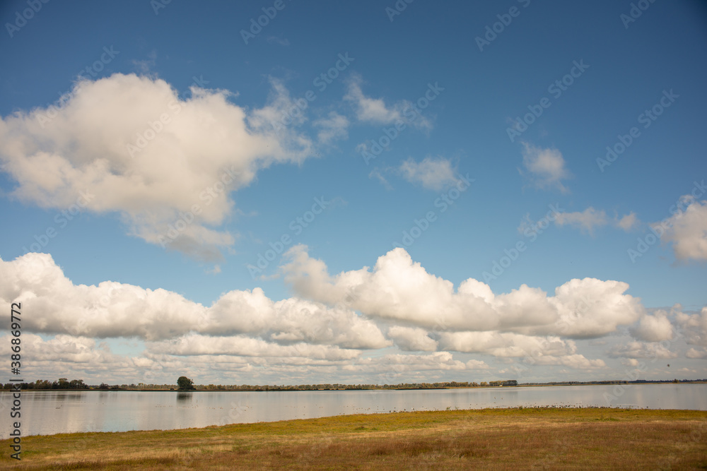 Φωτογραφία Der Gülper See in der Gemeinde Havelaue liegt circa 70 Kilometer westlich von Berlin am Westrand von Brandenburg, im Nordwesten des Landkreises Havelland
