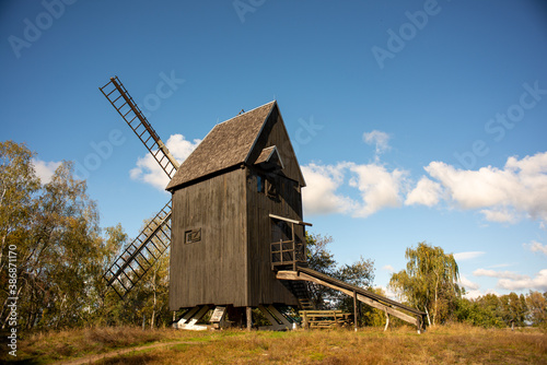 Bockwindmühle Prietzen. Die Bockwindmühle ist der älteste Windmühlentyp in Europa. Kernmerkmal dieses Mühlentyps ist es, dass das gesamte Mühlenhaus auf einem einzelnen dicken Pfahl steht.
