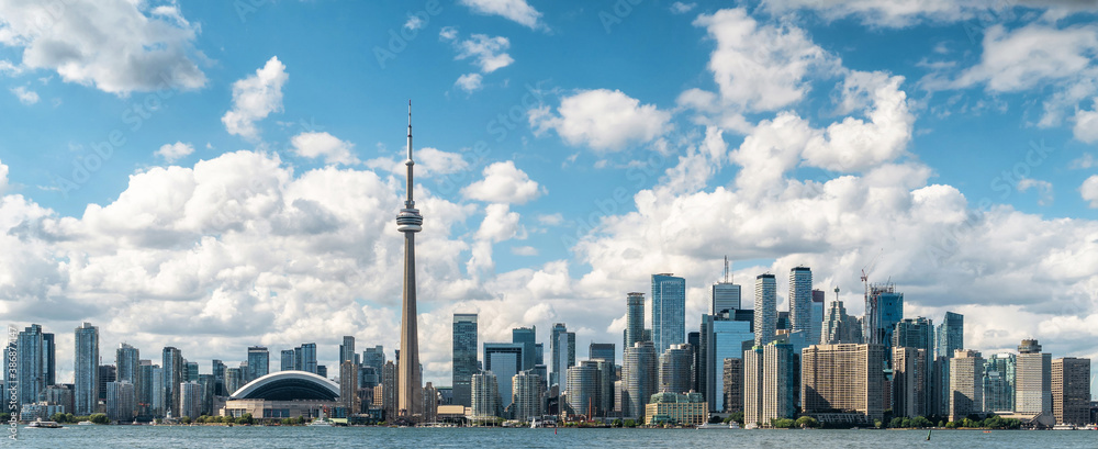Fototapeta premium Panoramic view of Toronto skyline and Lake Ontario during summer in Toronto, Ontario, Canada.
