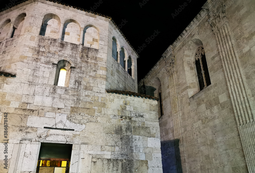 Citta medioevale italiana perticolare antichi edifici scorcio finestre arco porte notturno