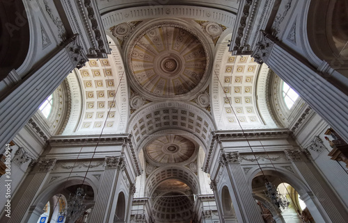 Chiesa cattolica italia particolare volta cupole archi interno