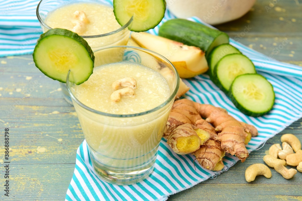 Cucumber pear juice with ginger, cashew nuts and coconut water Cucumber pear juice with ginger, cashew nuts and coconut water