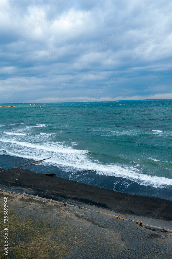館山湾に波頭を立てて寄せる波