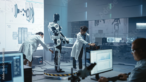 Fotografie In Robotics Development Laboratory: Chief Female Engineer and Top Male Scientist Work on a Bionics Exoskeleton Prototype
