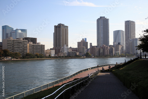 隅田川と高層マンションの夕暮れ