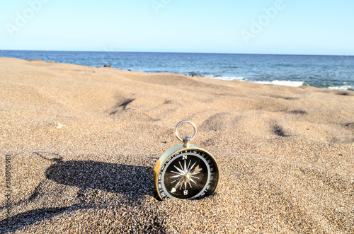 Obraz na płótnie Compass on the Sand Beach