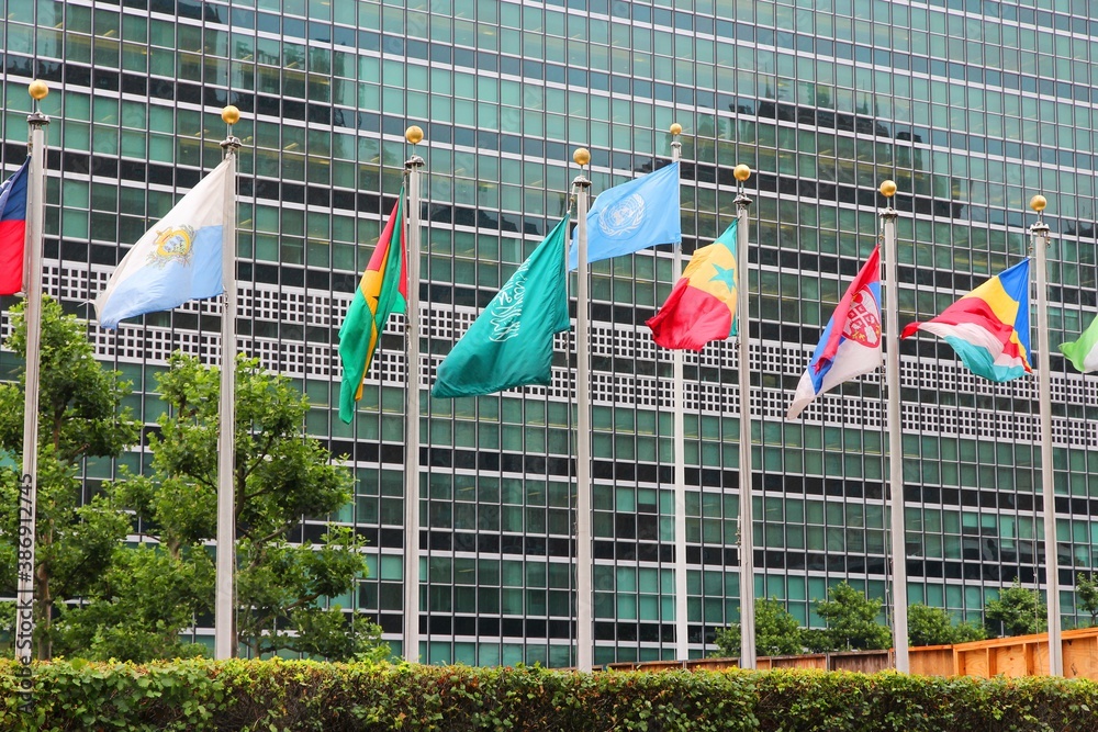 Foto de NEW YORK, USA - JULY 1, 2013: Flags in front of United Nations ...