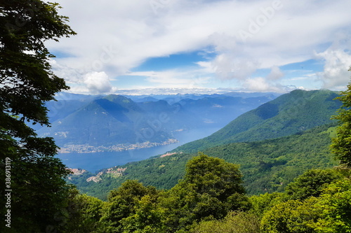 Vista panoramica dal monte Bollettone in Lombardia, viaggi e paesaggi in Italia