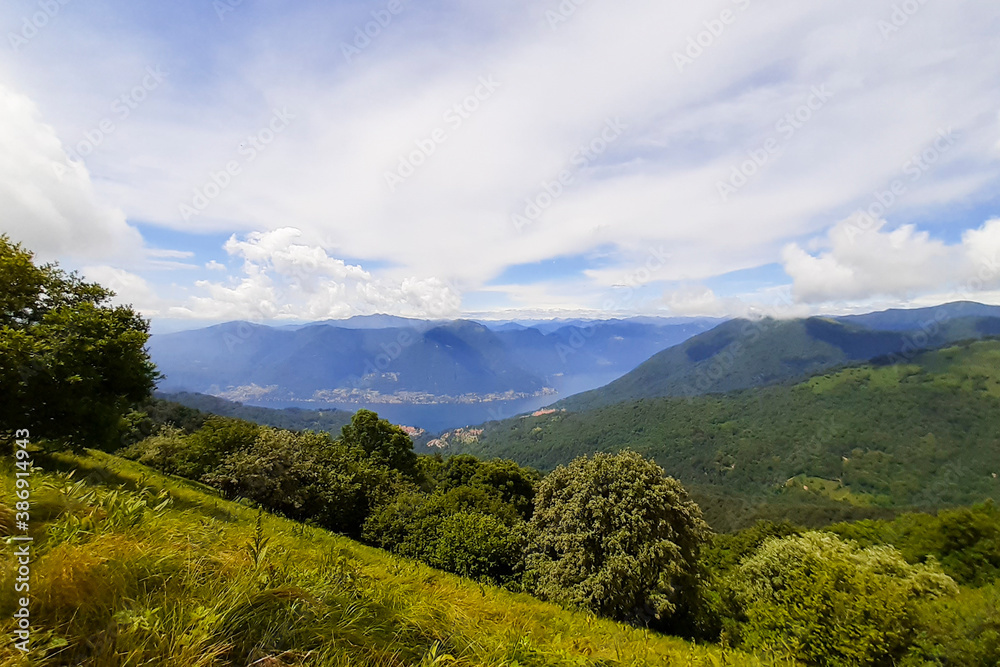 Vista panoramica dal monte Bollettone in Lombardia, viaggi e paesaggi in Italia Vista panoramica dal monte Bollettone in Lombardia, viaggi e paesaggi in Italia