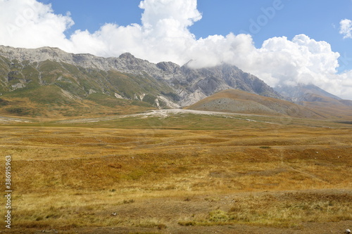 Canvas-taulu Panoramic views of Campo Imperatore, at the foot of the Gran sasso mountain in I