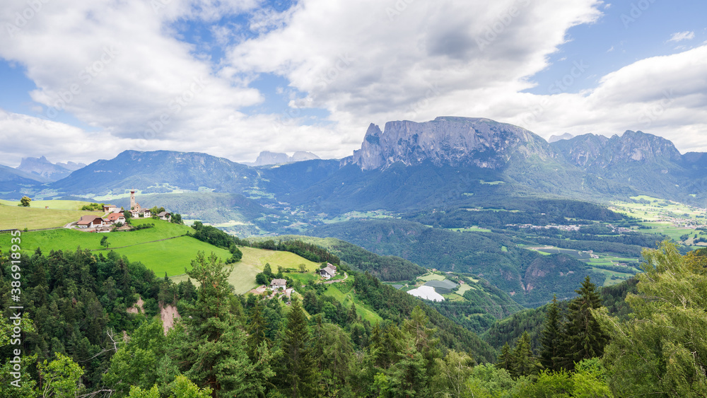 Randonnées et Panorama, Dolomites, vue sur le village de Mittelberg aux pyramides de Renon, Sud Tyrol, Italie