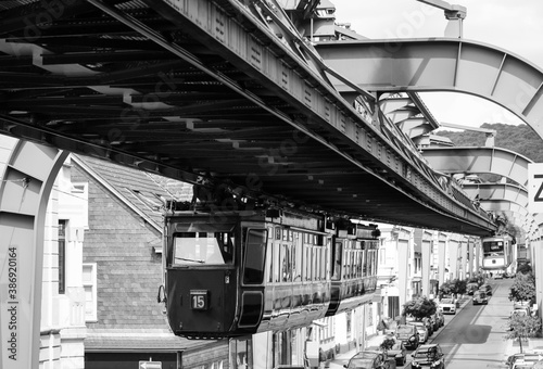 Obraz na plátně Wuppertal Schwebebahn Nostalgie Öffentlicher Personen Nahverkehr alt historisch