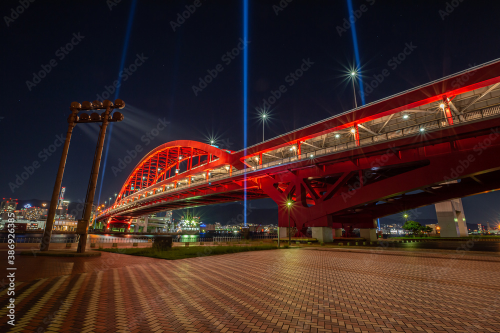 ライトアプされた神戸大橋、ポートアイランドの北公園から撮影、10月1日、神戸市、日本