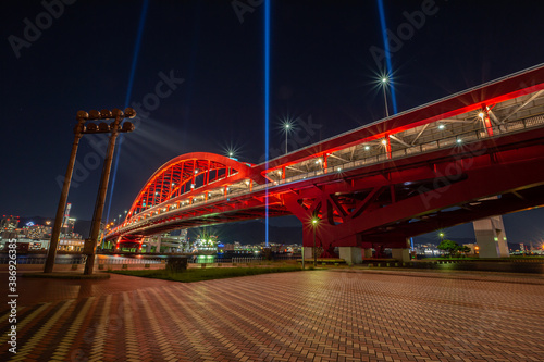 ライトアプされた神戸大橋、ポートアイランドの北公園から撮影、10月1日、神戸市、日本 © ホセさん