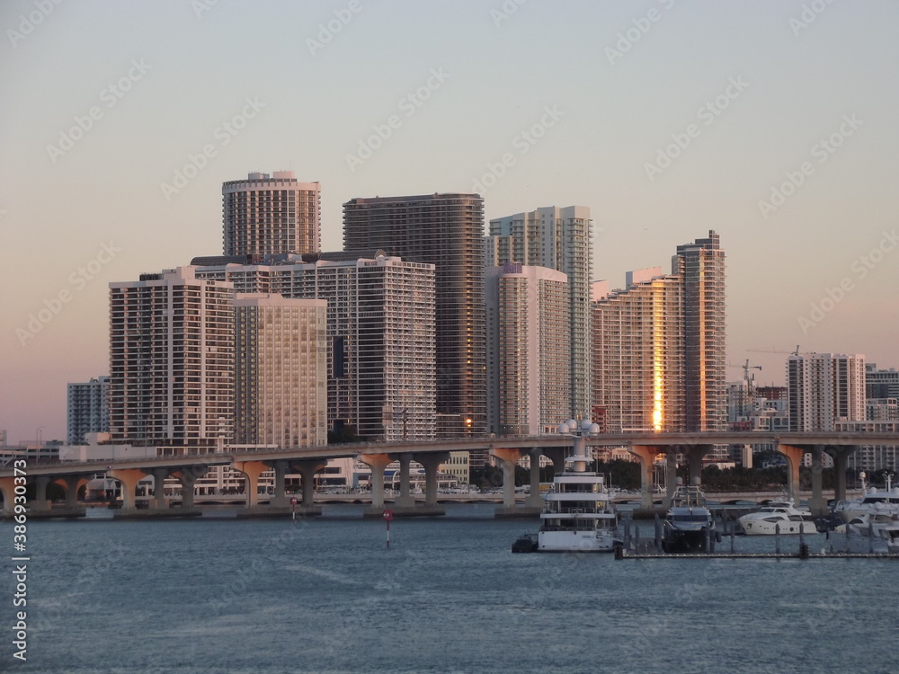 Obraz premium Sonnenaufgang vor der Skyline von Miami, Florida, USA Sunrise in Miami, Florida, USA