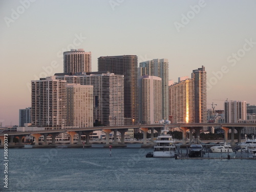 Sonnenaufgang vor der Skyline von Miami, Florida, USA Sunrise in Miami, Florida, USA photo