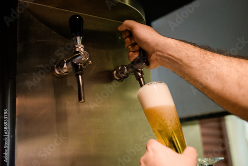 Enchendo copo de chopp