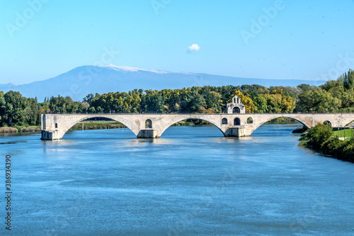 Le pont d'Avignon sur le Rhône au pied du Mont Ventoux photo