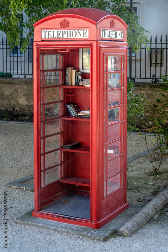 cabine téléphonique anglaise transformée en bibliothèque à Avignon cabine téléphonique anglaise transformée en bibliothèque à Avignon