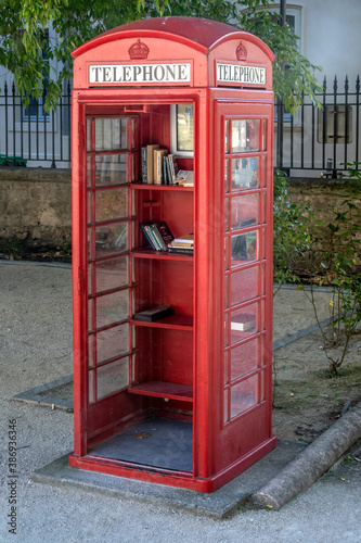 cabine téléphonique anglaise transformée en bibliothèque à Avignon © Bernard