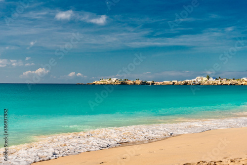 Sint Maarten, Caraibi - 23 Gennaio 2020: azzurro mare nella spiaggia dei Caraibi isola di Sint Maarten in inverno © DD25