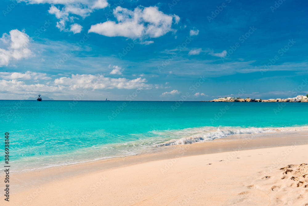 Sint Maarten, Caraibi - 23 Gennaio 2020: azzurro mare nella spiaggia dei Caraibi isola di Sint Maarten in inverno