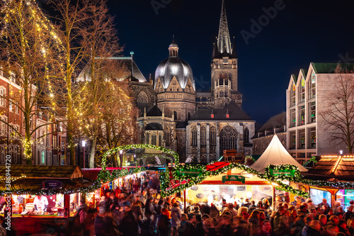 Fotografía Aachener Weihnachtsmarkt mit Blick auf den Dom