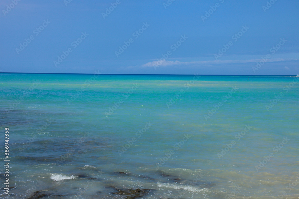 エメラルドグリーンの海の水平線