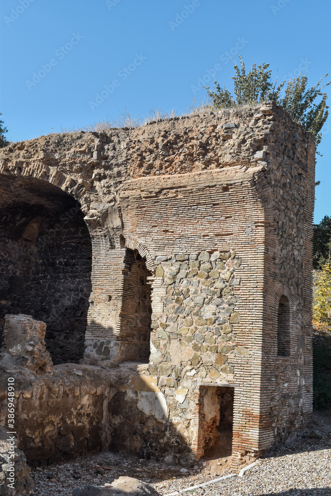 Torre de un monasterio medieval en ruinas en Toledo