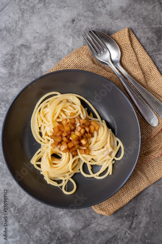 The famous italian plate "cacio e pepe" with caramelled pears