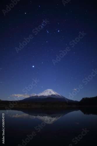 冬の星空と富士山