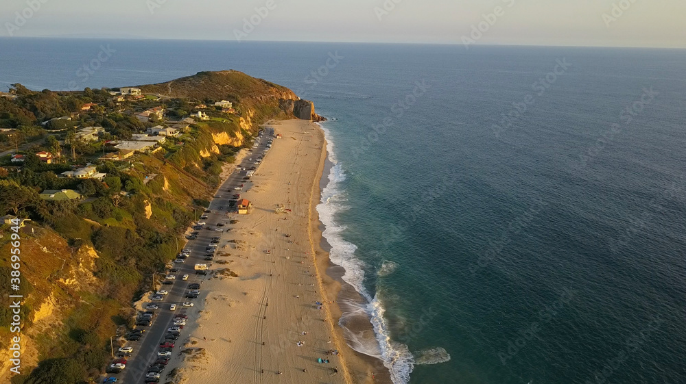 Obraz premium Malibu Beach Overlooking The Ocean at Sunset