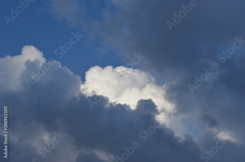 Cielo con nuvole e luce del sole