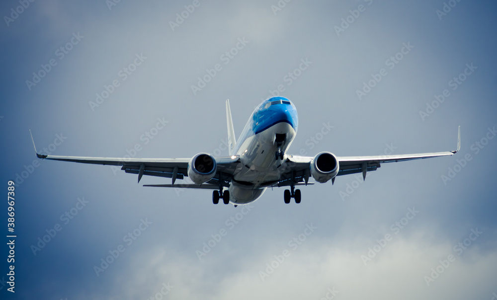 Samolot KLM podchodzący do lądowania - obrazy, fototapety, plakaty 