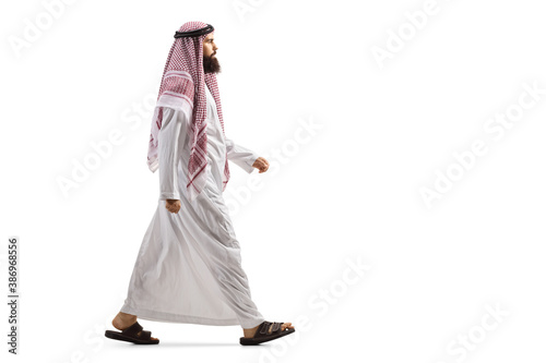 Konstfotografi Full length profile shot of an arab man in a traditional thobe walking