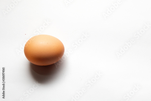 Uova su sfondo bianco